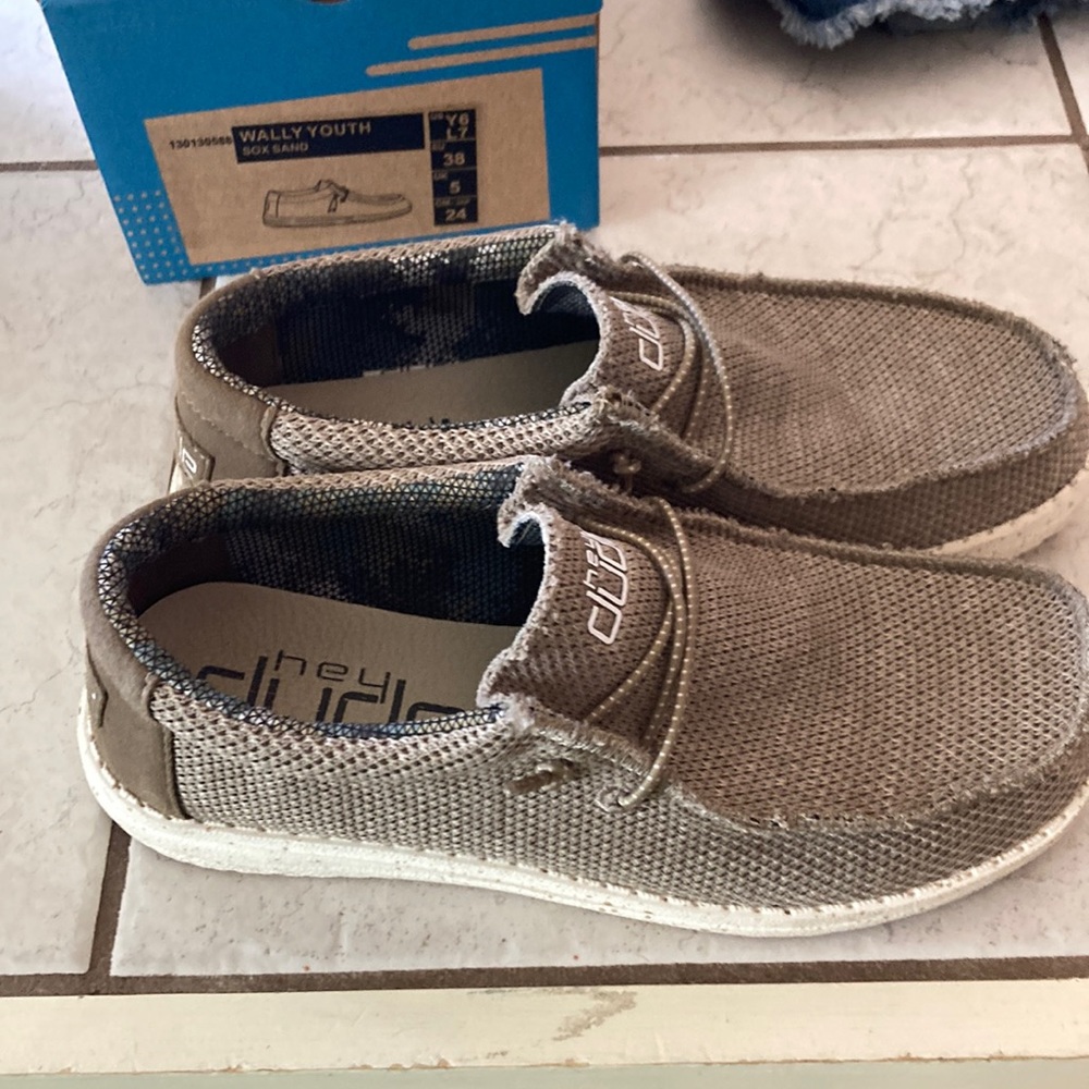 Hey dudes size 6 youth. Wally youth Sox sand